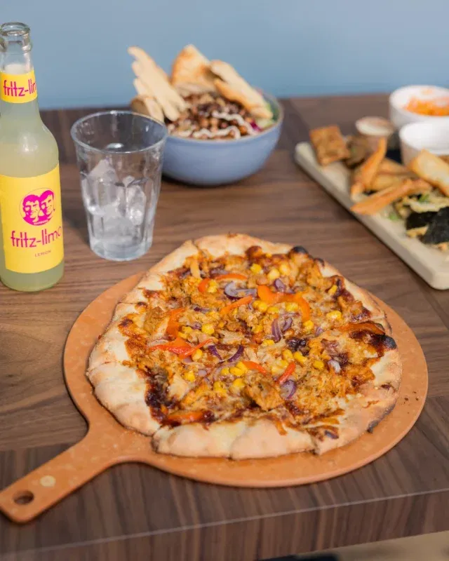 𝗧𝗶𝗷𝗱 𝘃𝗼𝗼𝗿 𝗽𝗶𝘇𝘇𝗮 𝗱𝗶𝘁 𝘄𝗲𝗲𝗸𝗲𝗻𝗱!🍕
🔥Probeer de Pizza Borhan-Jaan met Afghaanse tomatensaus, oesterzwam, kaas (ook vegan kaas mogelijk), baba ganoush, dukkah en munt. 
🌶️Of probeer de Pizza Roasted Veggies met Aubergine, paprika, courgette, ui, mozzarella, chiliflakes en kruidenolie.
🍅Misschien ben je meer fan van de Pizza Argentina met Tomatensaus, chorizo, Provolone, rode ui, chimichurri en basilicum.
✨ Wat is jouw favoriet? 
Op lux-nijmegen.nl/cafe vind je de volledige menukaart met nog veel meer lekkere pizza’s😋
#cafelux #LUX #pizza #horeca #LUXNijmegen #nieuwekaart