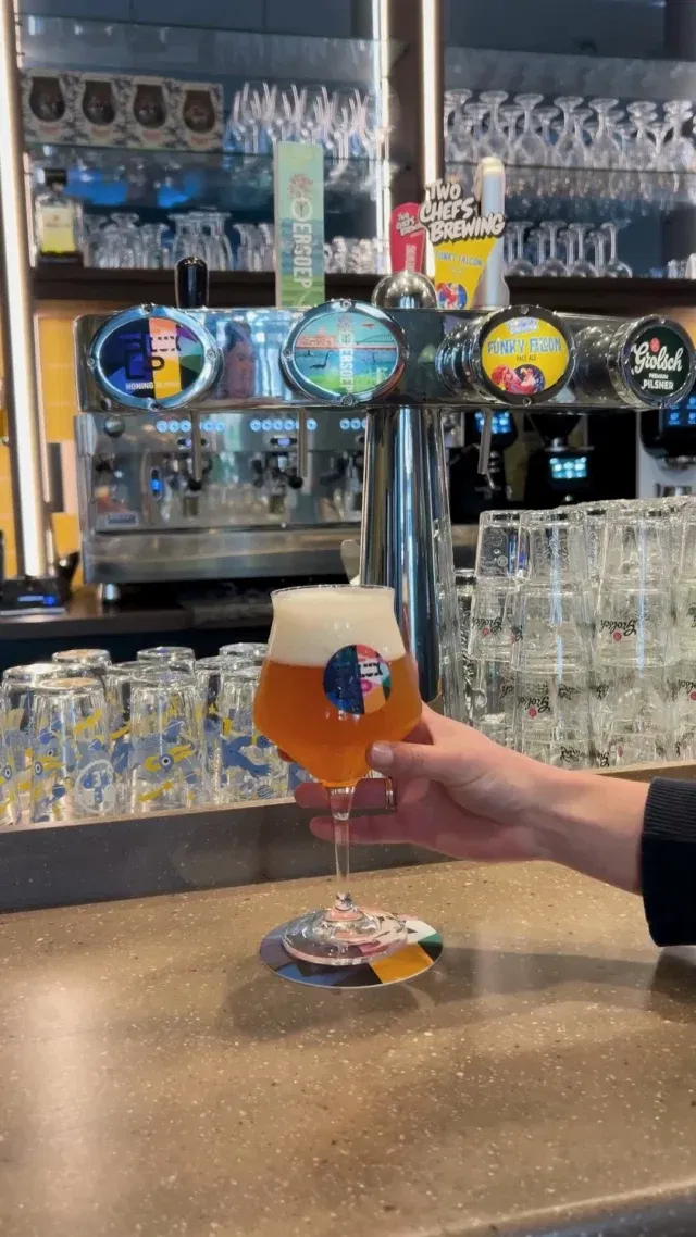 🍺 Speciaal voor ons 25-jarig jubileum, presenteren we in samenwerking met @grolsch_nl ons eigen jubileumbier! Dit heerlijke LUX honing blond bier is vanaf nu verkrijgbaar op de tap in ons café-restaurant.
Proost jij mee op ons 25-jarig jubileum? 🥂 🥳 
#lux #luxnijmegen #jubileum #cafelux #bier