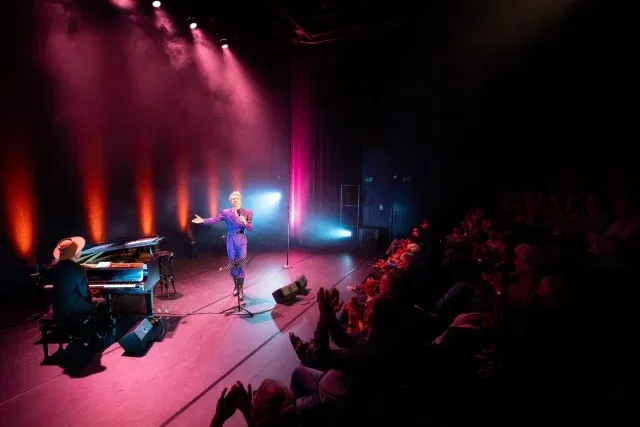✨ Dag 3 – Jubileumweekend
De ochtend begon met film voor de allerkleinste filmfans en ons café veranderde in een vrolijk knutselparadijs. 🎨 @svenratzke sloot het jubileumweekend af met een muzikale liefdesverklaring aan LUX én aan Nijmegen. 💛
We kijken terug op een onvergetelijk jubileumweekend dat we samen met jullie - onze bezoekers, (oud-)collega’s, LUX Vrienden, artiesten en makers, partners en relaties - hebben mogen vieren. 🫶
Vanavond vieren we nog even verder met ons team en sluiten we het weekend af met een personeelsfeestje! Daarom zijn we vandaag om 17.00 uur gesloten. Morgen staan we vanaf 12.00 uur weer voor je klaar. 🎉
Foto’s: @devensterfotografie
#25jaarLUX #LUXNijmegen #Jubileumweekend #Nijmegen