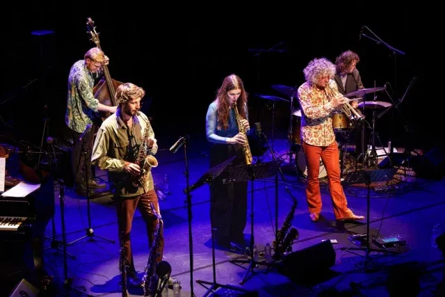 ✨️ Dag 2 - Jubileumweekend
Een avond om niet te vergeten! @kikasprangers, loekvandenberg, @ericvloeimans, @egbertderix, @jimmi.hueting en @jortterwijn trakteerden ons gisteravond op een waanzinnig optreden met daarin vier grote wereldpremières speciaal voor dit weekend geschreven! 🎷🔥 
📸 @peter_vanesch
#25jaarLUX #LUXNijmegen #Jubileumweekend #Nijmegen