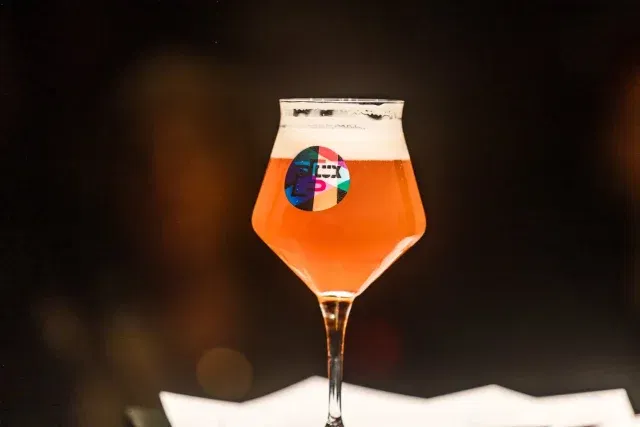 Ter ere van 25 jaar LUX brouwen we niet alleen verhalen, maar ook… bier 🍺 Ons jubileumbiertje is inmiddels favoriet aan de bar! We zijn benieuwd: heb jij ‘m al geproefd? 
Deel je review hieronder 👇
#LUX25jaar #ProefdeToekomst #Grolsch @grolsch_nl