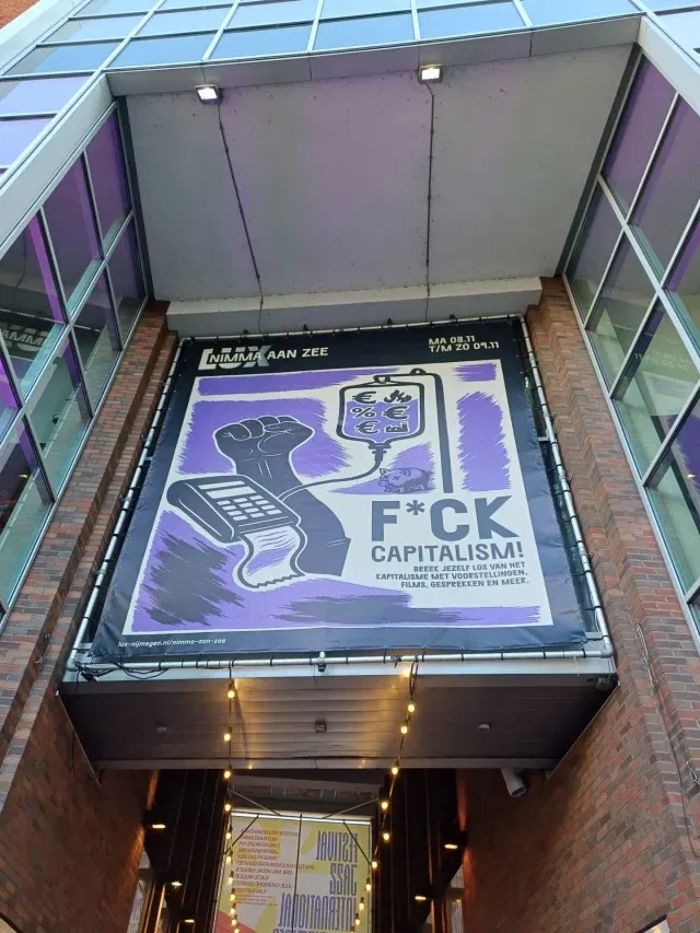 We trappen af! 💥

De impactweek Nimma aan Zee: F*CK Capitalism is begonnen. Laat je deze week inspireren door makers, denkers en kunstenaars die het kapitalisme bevragen en alternatieven verbeelden.

#NimmaAanZee #kapitalisme #LUXNijmegen #impactweek
