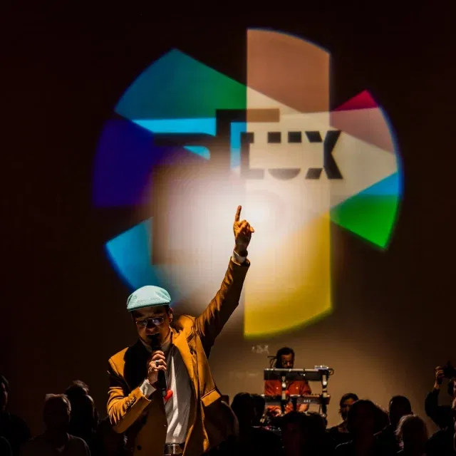 Between Takes no.5 

1.	Bijzonder openingsprogramma ‘Proef de Toekomst’ met stadsdichter 🎤 @mcdisci 📸@marcel_krijgsman

2.	Onze eigen LUX-merchandise verkocht in onze pop-up store op het jubileumweekend👕🛍️

3.	Weer een geslaagd @cinekidfestival tijdens de herfstvakantie 🦁 @peter_vanesch

4.	De activistische, interactieve avond over queer zijn en kunst als verzet tijdens Coming Out Day met schrijver en acteur @thorn.vineyard 🏳️‍🌈 🌈 📸 @nienkeruthvos @anoukwesthoff 

5.	Première van Rietland met Q&A met regisseur @zuen_bresser 🎬

6.	Mario-karten met het LUX-team 🏎️ 🏁

7.	Horecashoot voor de vernieuwde kaart van het vernieuwde café-restaurant 🍕 📸 @vanbeijsterveldt_

8.	Speciale LUX mini x @goshort editie in ons jubileumweekend 🎥🐻

9.	Nimma aan Zee: F*CK Capitalism! wildplak door de stad 🪧📢

#betweentakes #bts #Nijmegen #arthouselux