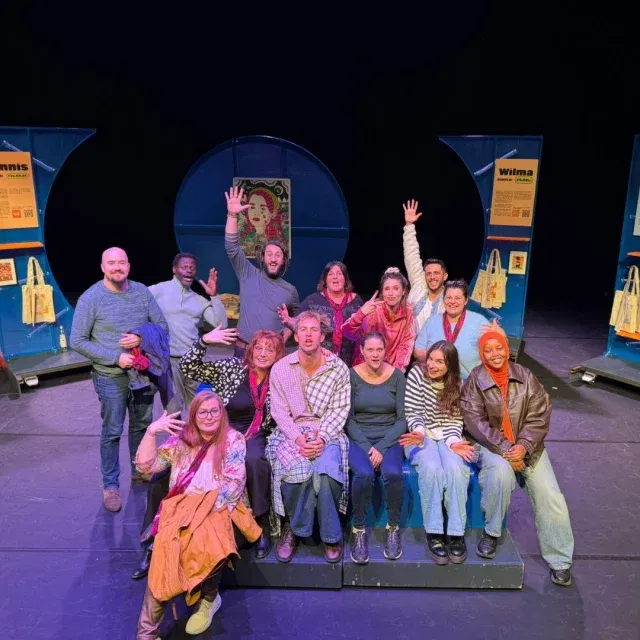 🎭 𝗪𝗶𝗷𝗸𝗷𝘂𝗿𝘆 𝗼𝗻𝘁𝗱𝗲𝗸𝘁 𝗟𝗨𝗫

Afgelopen zaterdag bezocht de Wijkjury de uitverkochte voorstelling 𝘋𝘰𝘦𝘬𝘫𝘦 𝘷𝘰𝘰𝘳 𝘩𝘦𝘵 𝘣𝘭𝘰𝘦𝘥𝘦𝘯 van @het_nut en @georgetobalproducties bij ons. Een volle zaal, bruisend café en heel veel enthousiasme! ☕ 🌟

De Wijkjury is een initiatief van LUX, @stadsschouwburg_en_vereeniging en @delindenbergnijmegen dat bewoners uit alle wijken van Nijmegen uitnodigt om hun mening over theater te geven. Voor velen was het de allereerste keer in LUX (zelfs nooit eerder naar theater of film geweest!), maar het enthousiasme was groot. Na afloop volgde een mooi nagesprek met de cast, met goede vragen, herkenning en warme uitwisseling over thema’s als armoede en hulpverlening. ✨💬

Volgens ‘roedelchef’ @lauraroddeman: “𝘝𝘰𝘰𝘳 𝘣𝘦𝘪𝘥𝘦 𝘬𝘢𝘯𝘵𝘦𝘯 𝘴𝘶𝘱𝘦𝘳 𝘭𝘦𝘦𝘳𝘻𝘢𝘢𝘮!” 

Bedankt voor jullie komst en tot de volgende keer 👋

#lux #luxnijmegen #doekjevoorhetbloeden #wijkjurynijmegen #hetnut #georgetobalproducties #theater