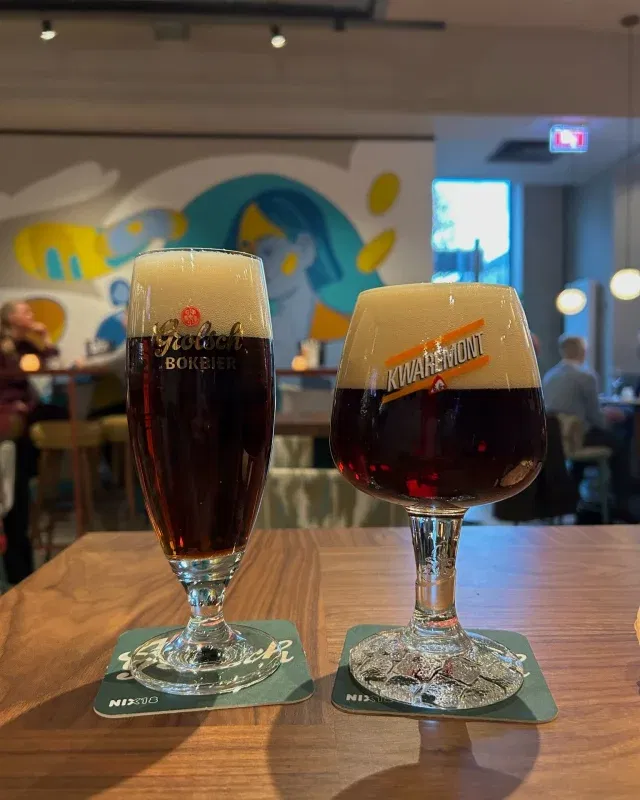 🍂🍻 𝗦𝗲𝗶𝘇𝗼𝗲𝗻𝘀𝗯𝗶𝗲𝗿 𝗼𝗽 𝗱𝗲 𝘁𝗮𝗽!

Bij het herfstweer hoort natuurlijk een lekker biertje. 
Nu een heerlijk 𝗚𝗿𝗼𝗹𝘀𝗰𝗵 𝗛𝗲𝗿𝗳𝘀𝘁𝗯𝗼𝗰𝗸 6.5% op de tap. Zachtzoet met aroma’s van karamel en rijk van smaak. 
Daarnaast een krachtig 𝗞𝘄𝗮𝗿𝗲𝗺𝗼𝗻𝘁 𝗯𝗼𝗰𝗸 6.6% op de tap. Smakelijk, stevig en kruidig. 

Welk bockbiertje kom jij bij ons proberen? 🍺🍁