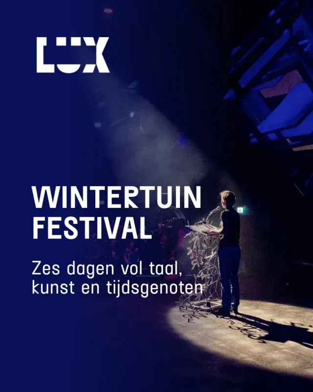 ✨ Wintertuinfestival bij LUX: vier makers die je niet mag missen

Tijdens het @wintertuinnl vult LUX zich met makers die nieuwe werelden openen. Van intieme poëzie tot ritueel performance-theater: dit zijn enkele programma’s die het festivalweekend kleuren.

📚 Safae el Khannoussi (Writer in Residence) opent de avond met een lezing over gedeelde tijd en vergeten stemmen, gevolgd door een interview én een nachtelijk literair labyrint gebaseerd op Oroppa. 🔥@xil_lan Macrooy brengt met A COMING OF (R)AGE RITUAL een fysieke, muzikale performance over volwassen worden in een tijd van woede en verlangen.

Dichter Ghayath Almadhoun deelt, samen met vertaler Djûke Poppinga, verhalen over schrijven te midden van oorlog en ballingschap. 🎸 En Droom Dit vervaagt de grens tussen voordracht en concert met elektronische poëzie die blijft hangen.

Het volledige programma staat op www.wintertuinfestival.nl

#LUXNijmegen #Wintertuinfestival #literatuur #poëzie #theater #performance #Nijmegen #festivalvibes #wintertuin