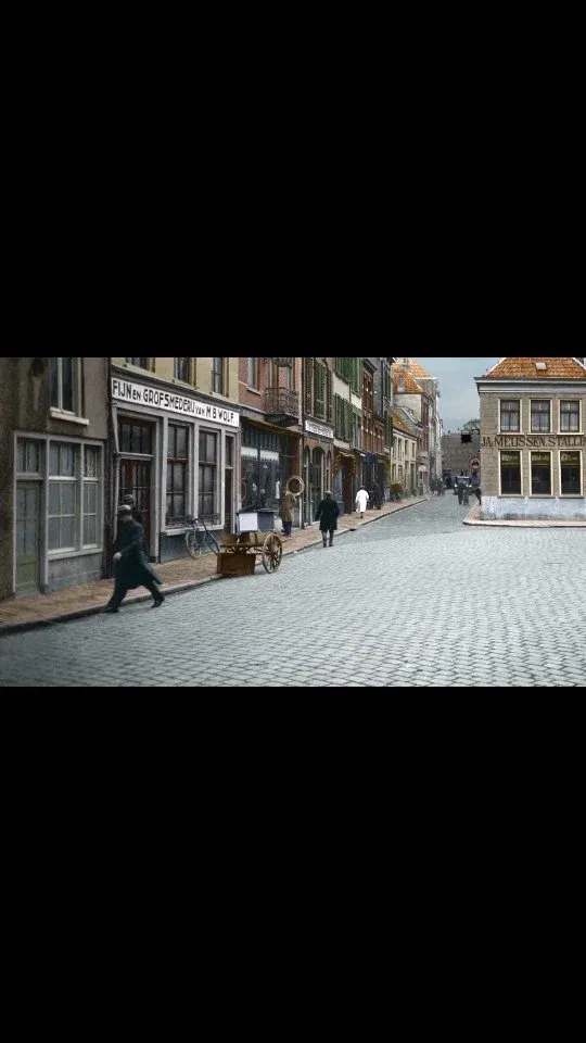 🎬 Kees Moerbeek is terug!

Na het succes van Nijmegen, zo mooi als het was duikt hij opnieuw in het verleden van onze stad. In zijn nieuwe film herleeft Nijmegen dankzij A.I., ingekleurde foto’s, betoverende muziek en bijzondere nieuwsflitsen.

Van de Valkhofburcht en de oude veerpont tot de vergeten gassen en gasjes. Stuk voor stuk verhalen die onze stad hebben gevormd.

Een echte tijdreis door het Nijmeegs verleden.
Voor iedereen die Nijmegen in het hart draagt❤️.

#nijmegen #geschiedenisvannijmegen #aifilmmaking #tijdreis