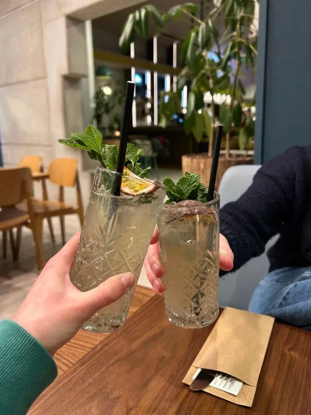 Cheers🥂!

Onze huisgemaakte limonades Passievrucht en Citrus zijn de perfecte start van je weekend.
Met siroop, muntbladeren en met of zonder prik, precies zoals jij ‘m wilt.

#cafelux #cheerstotheweekend🥂 #lemonadelove #nijmegen