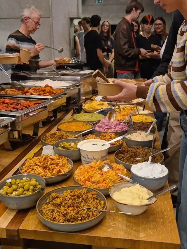Between the takes nr.06

1. Afsluiter van het jubileumweekend met een personeelsfeestje 🎊
2. Festival Jazz International Nijmegen @jazznijmegen 🎷🎺 Foto: Sophie Conin
3. Heerlijk herfstig bockbier in ons café-restaurant 🍻
4. De LED-banners vervangen is altijd weer even hard werken 😃
5. We mochten weer scholen ontvangen voor de familiefilm Jippie No More! 🏫 #educatie
6. Team Educatie gaf een succesvolle Green Screen Workshop tijdens de familiedag Familie Bouwer @bibliotheekgelderlandzuid 
7. Mooie nieuwe Bugonia LED-doek in ons café-restaurant 😍
8. De Goedheiligman heeft onze schoentjes gevuld 👟👞
9. Het Wintertuin Festival was terug bij ons! @lenaeeke @hananfaour_ @karunicabastely 

#betweenthetakes #bts #lux #luxnijmegen #november