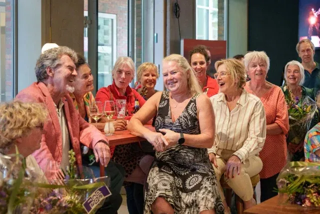 Gisteren vierden we de Dag van de Vrijwilliger, maar wij vieren jullie het hele jaar door. 💛

Onze vrijwilligers vormen het hart van ons huis: jullie heten bezoekers welkom, brengen sfeer, en zorgen dat iedereen zich gezien voelt.

Dank jullie wel voor jullie energie, inzet en enthousiasme. Samen blijven we bouwen aan een plek waar verhalen tot leven komen. ✨

#dagvandevrijwilliger #luxnijmegen #❤❤