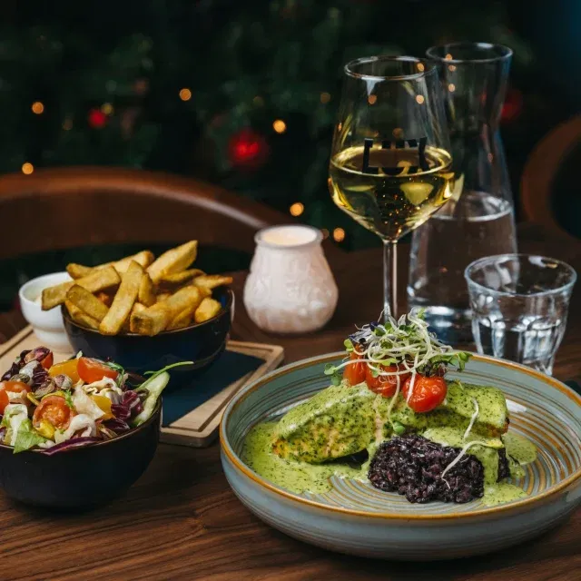 Zalm in het groen brengt deze maand kleur én warmte op tafel. Een fris en verfijnd gerecht dat perfect past bij de winterperiode. Ideaal om de avond rustig te beginnen of na de film nog even te blijven zitten. 🍴🍷✨ 

Bekijk het menu in onze bio!

📸: @proefcontentstudio_

#cafelux #wintergerechten #luxnijmegen #nijmegen