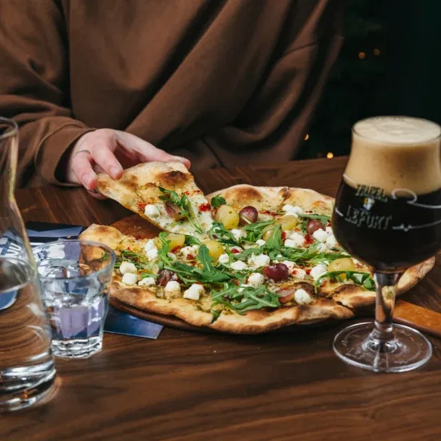 De Goat Pizza is een echte winterfavoriet.
Hartig, warm en precies goed voor een avond in het café-restaurant. Een gerecht dat uitnodigt om de tijd te nemen en de winter ontspannen tegemoet te gaan. 🍕🌙

Ontdek onze kaart vol winterse smaken op onze website via de link in de bio!

📸: @proefcontentstudio_ 

#cafelux #winterbier #pizzalover #nijmegen
