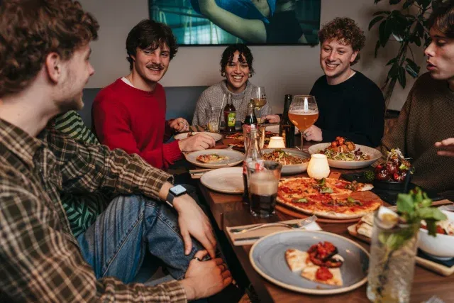In het café-restaurant ontstaat de eerste winterse gezelligheid. Warme verlichting, lichte drukte, dampende glazen en tafels vol lekkers. Een plek om even neer te strijken en de dag ontspannen af te sluiten. ❄️🍷✨

Ontdek onze kaart vol winterse smaken op onze website via de link in de bio!

📸: @proefcontentstudio_ 

#cafelux #winterseweken #nijmegen