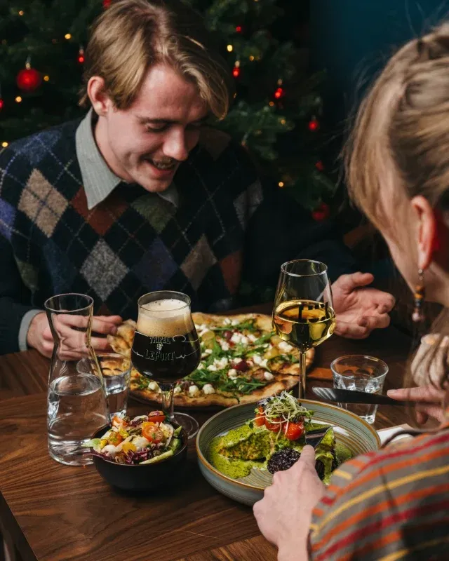 Tweede Kerstdag in het café-restaurant staat in het teken van samen genieten. Warme kleuren, volle tafels en winterse smaken brengen de feestdagen bij elkaar. Tijdens de kerstvakantie hanteren we aangepaste openingstijden; deze vind je op de website. 🎄🥂💛

Ontdek ons menu op onze website via de link in de bio!

📸: @proefcontentstudio_

 #cafelux #nijmegen #kerst #wintersmaken