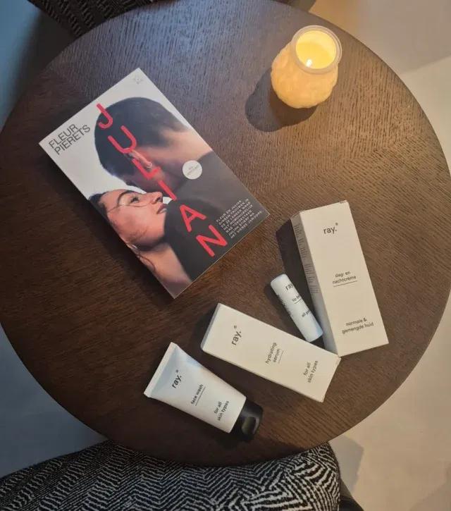 𝗪𝗜𝗡𝗔𝗖𝗧𝗜𝗘! ✨

Fan van de film Julian? Wij geven een totebag weg met het boek Julian van Fleur Pierets én verzorgingsproducten van RAY!

Julian raakt aan liefde, verbondenheid en het moment waarop je ergens volmondig voor kiest. Dat idee nemen we mee in deze winactie 🤍

𝙃𝙤𝙚 𝙙𝙤𝙚 𝙟𝙚 𝙢𝙚𝙚?
Laat in de comments weten in welk land jij graag het ja-woord zou willen geven, en waarom juist daar 💍🌍

Meedoen kan tot en met zondag 20 december! ⏳

#luxnijmegen #winactie #julian #arthouselux #filmliefhebber #rayskincare