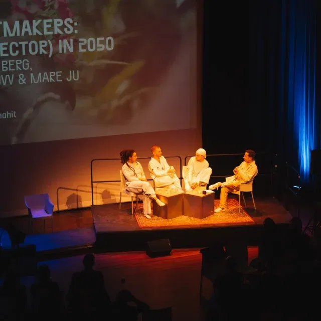✨ Een blik vooruit, als slot van ons jubileumprogramma ✨

Met Toekomstmakers sloten we ons jubileumprogramma af met een blik op de toekomst. Willem de Louw (@kutwillem), Jesse van den Berg (@jessenijmegen) en Mare Ju (@mare.jun) verbeeldden hun dromen en vragen over de toekomst van de kunst(sector) en AI en namen ons mee richting 2050. 

De foto’s laten precies zien waar het die avond om draaide: verbeelding, ontmoeting en ruimte om te dromen over wat nog komt. 🌱

📸 Fotoverslag: @vannagraphs

#LUX25jaar #Toekomstmakers #BlikOpDeToekomst #JongeMakers #Kunst2050 #ArthouseLUX #Nijmegen