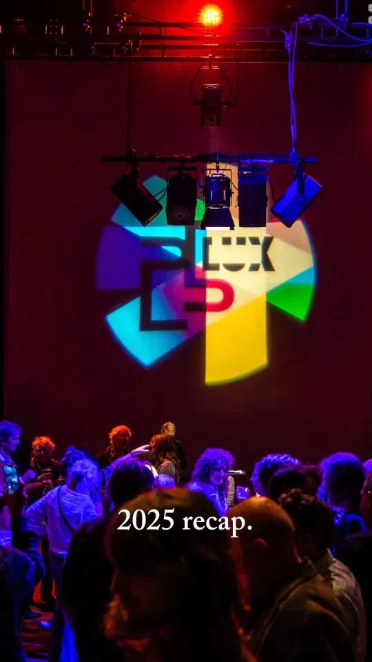 🎬 Between the Takes nr.07 

Een nieuw jaar begint, maar we kijken nog één keer om. 2025 was bij LUX een jaar van méér dan films alleen. Van voorstellingen en gesprekken tot muziek, ontmoetingen en momenten waarop het publiek samenkwam. Programma’s die bleven hangen, vragen stelden en soms juist ruimte boden voor stilte.

Zoals elk jaar vroegen we ook onze collega’s naar hun favorieten. Dit zijn de drie best beoordeelde films van 2025, gekozen door het LUX-team:

🥇 One Battle After Another
🥈 Bugonia
🥉 Sentimental Value

Drie totaal verschillende films, één gemene deler: ze deden iets met ons. En precies dát nemen we mee 2026 in. Op naar nieuwe verhalen, nieuwe perspectieven en weer veel Between the Takes-momenten. ✨

Dank aan iedereen die keek, stemde en meedacht.

#BetweenTheTakes #LUXNijmegen #Filmjaar2025  #Arthouselux