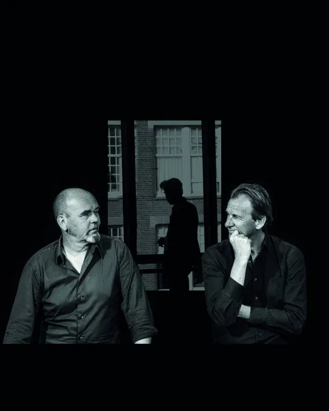 Een avond om samen in te verdwijnen ❤︎‬

Net voor Valentijnsdag brengen Niels van der Gulik en Richard Heijerman een intiem theaterconcert rond het werk van Maarten van Roozendaal. Liedjes die raken, ontroeren en blijven hangen. Over liefde, gemis en het leven zelf.

'Jij blijft bij mij' is warm, muzikaal en dichtbij. Perfect voor een avond met zijn tweeën!

📅 vrijdag 13 februari
📍 LUX Nijmegen, 20.30 uur
🎟️ Tickets via lux-nijmegen.nl