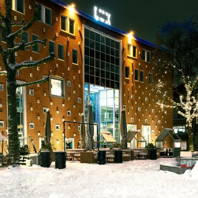 Between the takes nr.08

Januari was een maand vol sneeuw en kou, maar gelukkig bij ons een hele hoop warmte en gezelligheid. ❄️💛🔥

1. Het LUX pand in de sneeuw!
2. Uitzinnig publiek in onze zalen @where.dance.meets.circus 
3. De fotoshoot met @proefcontentstudio_ voor onze nieuwe menukaart 📸✨
4. Onze collega’s trotseren de kou 🧣❄️
5. De laatste jubileumversiering wordt eraf gehaald 🎉
6. Ons horecateam op bezoek bij Horecava🥂
7. We sluiten de week af met een potje Mario Kart 🎮🏁😄
8. Kippenvel bij Sarah Janneh @nite.ensemble