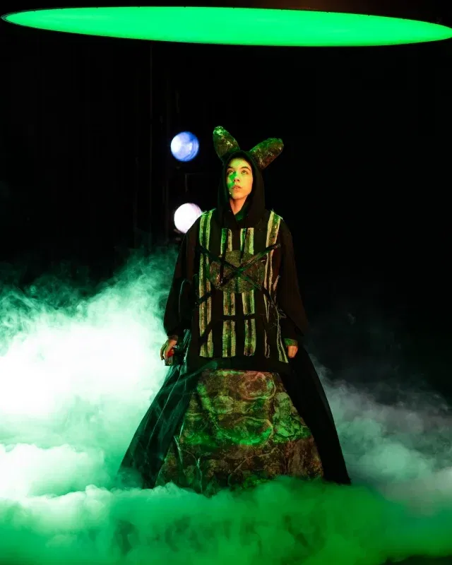 Drie avonden het donker in én een middag om samen op adem te komen 🤍

In 𝘛𝘩𝘦 𝘋𝘢𝘳𝘬 onderzoekt @tijdvandewolf samen met zeven jongeren wat depressie betekent. Een muzikale performance die het donker niet wegduwt, maar bezingt en bevraagt. Poëtisch, kwetsbaar en noodzakelijk.

Aansluitend is er 𝘌𝘦𝘯 𝘮𝘪𝘥𝘥𝘢𝘨 𝘷𝘰𝘰𝘳 𝘥𝘦 𝘻𝘪𝘦𝘭: een bijzonder inbakerritueel in het decor van de voorstelling. Een gezamenlijke pauze in een hypernerveuze tijd. Samen vertragen, luisteren en ruimte maken voor nieuwe kracht.

📅 The Dark
DO 12 MRT — 20.30 uur
VR 13 MRT — 20.30 uur
ZA 14 MRT — 20.30 uur

🌿 Een middag voor de ziel
ZO 15 MRT — 16.00 uur
Alleen toegankelijk voor bezoekers van The Dark.

📍 LUX 7
🎟️ Meer info en tickets via lux-nijmegen.nl

📸 ©Kamerich & Budwilowitz