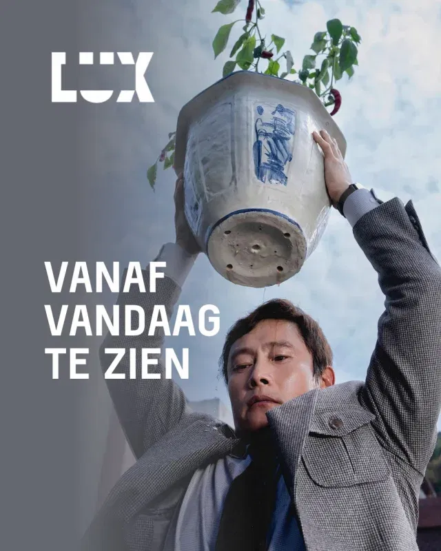 🎬 Vanaf vandaag te zien: vijf nieuwe filmpremières!

Van zwarte komedie tot intieme documentaire en zenuwslopende thriller, deze week openen we weer een reeks nieuwe verhalen op het grote doek.

🎭 No Other Choice

Zwartkomische thriller van Park Chan-wook over ambitie, moraal en overleven, waarin wanhoop tot extreme keuzes leidt.

🎙️ Is This Thing On?

Komedie van Bradley Cooper over een midlifecrisis, stand-up comedy en het opnieuw uitvinden van liefde en identiteit.

✨ Kabul, Between Prayers

Intieme en complexe documentaire die het dagelijks leven, geloof en twijfel van een jonge Taliban-soldaat volgt.

👶 Mother’s Baby

Zenuwslopende thriller over moederschap, vertrouwen en de angst dat niets is wat het lijkt.

🌸 Renoir

Poëtisch coming-of-age-verhaal over verbeelding, verlies en opgroeien in Tokio in de jaren ’80.

🍿✨ Welke film wil jij als eerste zien?

#lux #luxnijmegen #arthouse #premiere #nieuwefilms