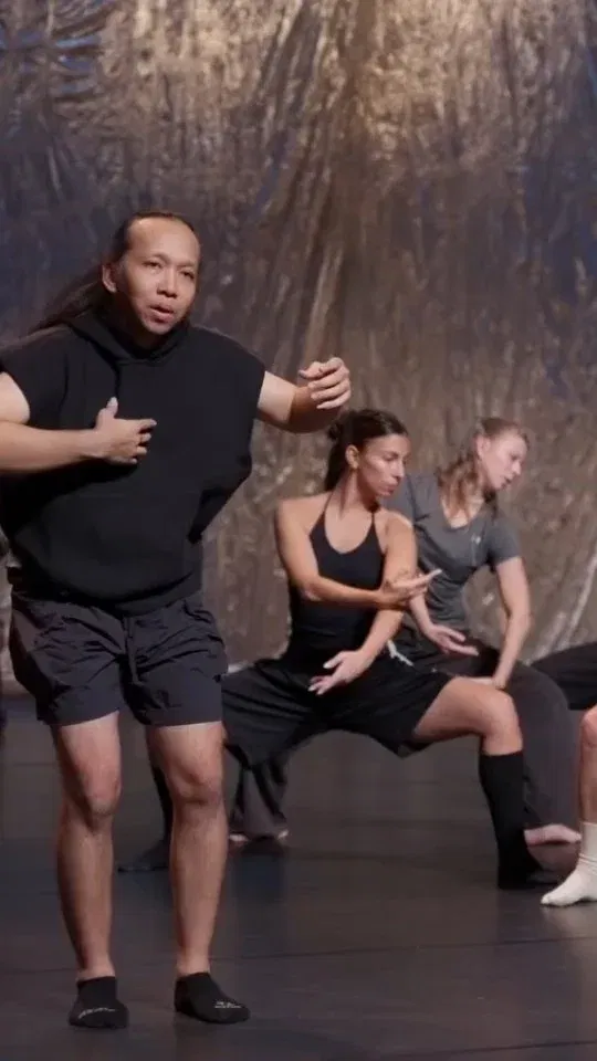 Een ritueel voor deze tijd 🔮

Dans en muziek komen samen in 𝘍𝘢𝘳𝘦𝘸𝘦𝘭𝘭 𝘍𝘶𝘵𝘶𝘳𝘦 𝘞𝘦𝘭𝘤𝘰𝘮𝘦 𝘞𝘰𝘳𝘭𝘥: een bezwerende ontmoeting tussen Indonesische en hedendaagse dans, live muziek en gedeelde geschiedenis. @leineroebana ana en @ensembleblackpencil kijken terug, vooruit en recht in het nu.

Wat ontstaat is intens, zintuiglijk en verbindend. Een voorstelling die niet alleen te zien is, maar te voelen. Extra bijzonder: je bent al vóór aanvang welkom bij de warming-up en een inleiding op het podium, samen met de makers!

📅 zaterdag 28 februari
📍 LUX Nijmegen, 20.30 uur
🎟️ Tickets via lux-nijmegen.nl