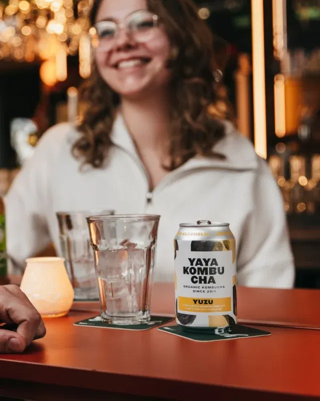 Yaya Kombucha heeft die lichte tinteling, een frisse zurigheid en subtiele fruittonen die langzaam openkomen. Het drinkt makkelijk weg, zonder dat het saai wordt.

Past bij een middag in het café, een gesprek dat uitloopt of een film waar je nog even in wilt blijven hangen.

📸 @proefcontentstudio_
#cafelux #luxnijmegen #nijmegen #arthouse #kombucha