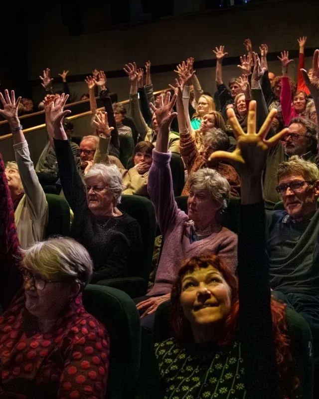 🩰 Wat zie je eigenlijk als je naar dans kijkt?

Tijdens onze cursus Kijken naar Dans duiken deelnemers samen met dansdramaturg Ari Tazelaar in de wereld achter de beweging. We kijken, vertragen, ontleden en ontdekken hoe choreografie, ruimte, ritme en lichaamstaal samen betekenis maken. 

Geen voorkennis nodig. Wel nieuwsgierigheid.

Tussen de sessies door bezoeken we twee voorstellingen: werk van Jelena Kostić en van De Dansers. Zo merk je direct wat er verandert als je met andere ogen kijkt ✨

📸 Peter van Esch

#kijkennaardans #dans #luxnijmegen #cursus