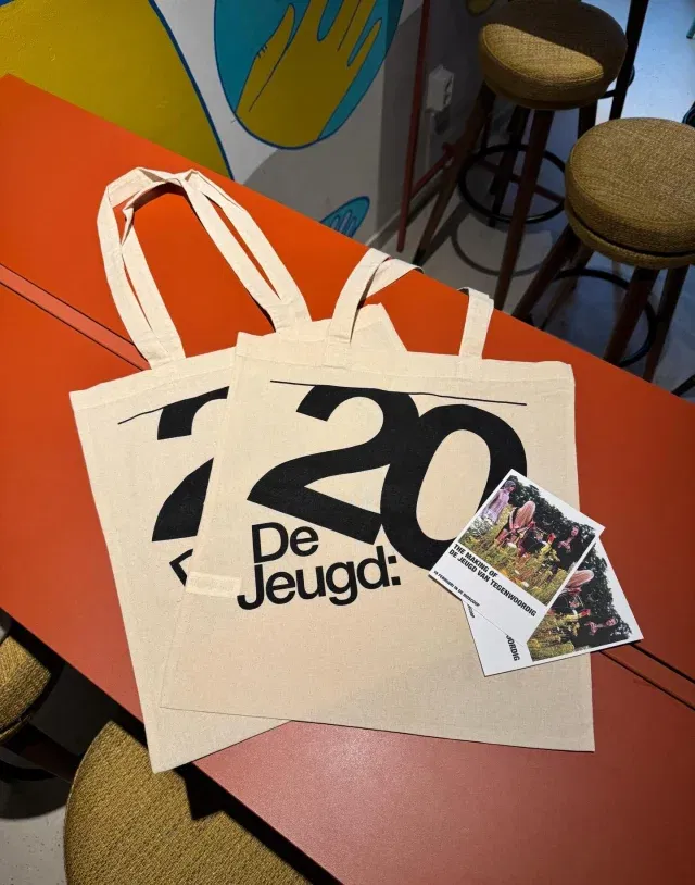 20 jaar De Jeugd van Tegenwoordig, nu bij LUX 🎬
The Making of De Jeugd van Tegenwoordig is nu te zien en daarom verloten wij 2 limited edition tote bags. 

🎁 Wil jij ook meedoen?
Laat in de comments weten waarom jij er één moet winnen en wat jouw favoriete nummer van De Jeugd is 🎶

Onder de reacties verloten we de 2 tote bags.
De winnaars krijgen persoonlijk bericht.

#winactie #luxnijmegen #arthouse #dejeugdvantegenwoordig