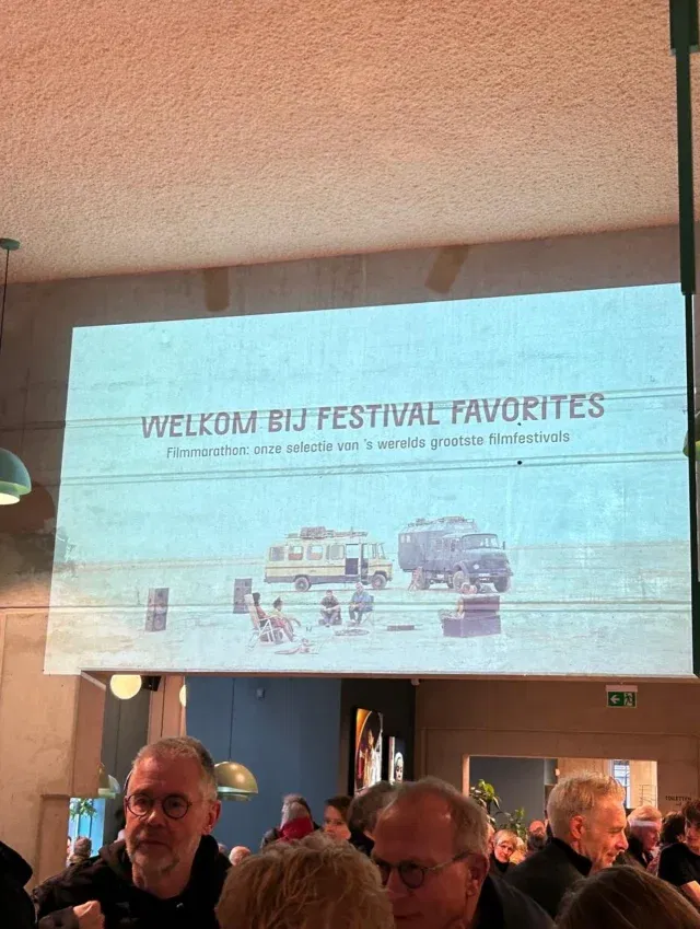 Between the takes nr. 09

Februari was de maand van liefde, Festival Favorites, en vooral weer veel film en theater!🍿🤍🎬

1. 14 februari stond niet alleen in het teken van Valentijnsdag, maar ook in het begin van Festival Favorites! 🎥
2. Ook in de sfeer van Valentijnsdag: Een liefdesnest onder onze gevelbanner 💗 🕊️
3. Ons marketingteam weer hard aan het werk om de led-banners te vervangen 💪🏻
4. Een indringende voorstelling Firm MES over de harde waarheid van ongelijkheid en macht.
5. & 6. Onze nieuwe medewerkers kregen afgelopen maand een uitgebreide rondleiding om LUX beter te leren kennen ✨
7.  Doornroosje on tour met componist en luitspeler Jozef van Wissem