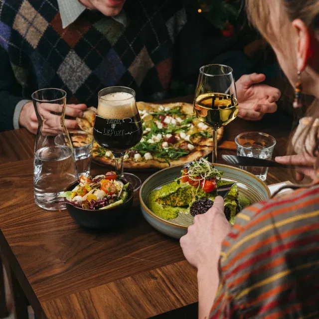 Eerst een film, daarna nog even blijven hangen. Of juist andersom. In het LUX café-restaurant ben je de hele dag welkom voor eten en drinken. 

#LUXcafe #uitgaaninnijmegen #filmhuis #horeca #avonduit #LUXNijmegen