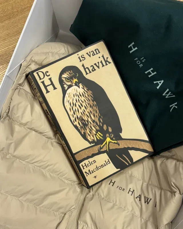 🦅 Win een H is Hawk merchpakket!

H is for Hawk is een verhaal over rouw, maar ook over de troost van natuur en een onverwachte band die alles in beweging zet.

Om de release van H is for Hawk te vieren, geven we een mooi merchandisepakket weg.
Je kunt winnen:
– Een donkergroene longsleeve met quote en havik
– Een bodywarmer met filmtitel
– De Nederlandstalige memoire De H is van havik

Wil jij dit pakket winnen? 🏆
Like deze post, volg ons op Instagram en tag in de comments iemand met wie jij graag de natuur in trekt. De winnaar krijgt binnen één week bericht.

#lux #luxnijmegen #winactie #hisforhawk #arthouse