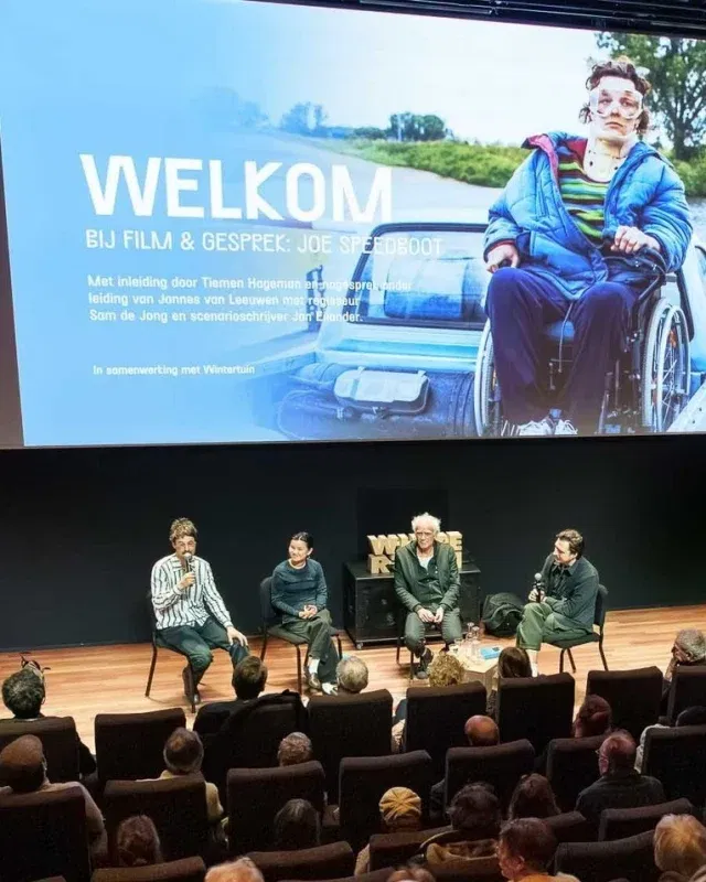 🎬 Afgelopen week stond onze special Film &  Gesprek in het teken van Joe Speedboot.

De avond begon met een introductie van Tiemen Hageman en kreeg een mooi vervolg in het nagesprek met regisseur Sam de Jong en scenarioschrijver Jan Eilander, onder leiding van Jannes van Leeuwen.

In samenwerking met Wintertuin ontstond zo een avond waarin de film echt tot leven kwam. 💬✨

Deze editie gemist?
Niet getreurd, want op vrijdag 27 maart volgt de volgende editie Film & Gesprek van A Family in samenwerking met Cinéart Presents. Een ontroerend familiedrama over de impact van een vechtscheiding op het gezinsleven. 🏡

Laat je verwennen met een welkomstdrankje en ga na de film in gesprek met regisseur Mees Peijnenburg. Meer informatie en tickets vind je via deze link:
https://www.lux-nijmegen.nl/programma/film-gesprek-cineart-presents-a-family/

📸 Peter van Esch

#Lux #Luxnijmegen #JoeSpeedboot #Film&Gesprek