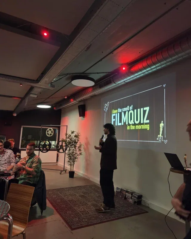 Between the takes nr. 10

Ook Maart zat weer vol leuke momenten, van de Oscars tot de Gemeenteraadsverkiezingen en tussendoor ook de eerste zonnestralen op ons terras! 🌤️ 

1 In de maand van de Oscars, hoort natuurlijk onze Oscar filmquiz met quizmaster @ruudimdbvos 🎬
2 Twee teams van LUX Medewerkers streden mee voor de winst 🏆 
3 & 4 @insciencefilmfestival toverde zes dagen ons pand om tot dé plek voor wetenschap en film 🍿🎪🎞️ Foto’s: Henk Beenen
5 & 6 Er werd een begin gemaakt aan ons zomerterras en mensen genoten gelijk van het zonnetje☀️☕️
7 Op de vooravond van de Gemeenteraadsverkiezingen organiseerden we samen met @de_gelderlander het grote slotdebat! 💬
8 @defactoborders was bij ons op bezoek met de theaterjournalistieke voorstelling Van de Kaart 🗺️
9 De nieuwe theaterposters worden opgehangen 🎭
10 Team Educatie was op bezoek bij @moviesthatmatterfestival 📚
11 & 12 Een staande ovatie na Shake Shake Shake en we praten nog even na met @dedansers💃👏
13 Op kantoor wordt er gewerkt in stijl 😎 
14 Filmprogrammeur Ruud inspireerde alle collega’s met de filmtips van de Berlinale 🎥