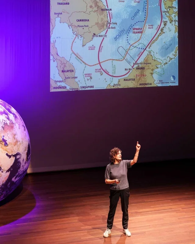 Eind maart hadden we @defactoborders te gast voor de theaterjournalistieke voorstelling 'Van de Kaart'. Een avond die nog steeds nazindert... 🌍

Met live interviews, muziek, presentaties en een quiz werd het publiek meegenomen voorbij de grenzen van het nieuws. Thema’s als niet-erkende landen en betwiste gebieden kregen een menselijk gezicht, met ruimte voor verdieping én luchtigheid.

Mooi om te zien hoe de zaal bleef hangen, luisterde en napraatte. Dank aan De Facto en iedereen die erbij was!

📸 Peter van Esch 

#LUXNijmegen #VandeKaart #DeFacto