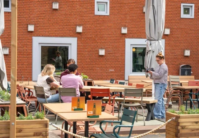 Between the takes nr. 11 - april

1. Voor ons café-restaurant zijn we weer druk bezig geweest met het maken van nieuwe foto's 📸
2. In April mochten we genieten van een week lang short films met @goshort! 
3. We hebben mooie nieuwe horeca-shirtjes i.s.m. @studiojoen en @groenewas!
4. & 5. Onze LUX-kantoormedewerkers deden fanatiek mee aan de pubquiz bij Café Beij Ons, streden om mooie prijzen en gingen uiteindelijk met precies genoeg eergevoel naar huis: een zak chips (8e plek) en een fles wijn (een na laatste plek)! 🍷
6. In de tweede week april stond @theateroostpool een weekend lang bij ons in zaal 7 met de prachtige voorstelling BLACK JOY.
7.  Op kantoor wordt er inmiddels ook fanatiek gegooid: het dartbord is goed in gebruik. Ideaal voor een korte break en een gezonde dosis competitie. 🎯 
8. @dewielerklassiekers bracht een mooie avond vol koers, gezelligheid en fanatieke volgers 🚴🏻