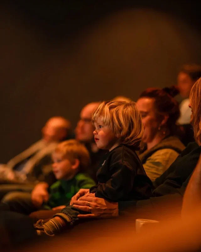 🎬 Meivakantie = filmvakantie!

Deze meivakantie nemen onze avontuurlijke juniorfilms je mee naar plekken die je nog niet kende. 

🚀 Met Bluey in de Bios en Space Cadet reis je verder langs nieuwe werelden. Twee avontuurlijke films die nu te zien zijn en perfect passen bij de meivakantie.

Daarnaast vindt er op op zondag 26 april om 10.30 uur ook weer een editie van LUXMini plaats. Samen met GoShort stelt LUX een filmprogramma samen voor de allerkleinsten. Met zachter geluid, half gedimde lichten en kortere films is dit een fijne eerste kennismaking met de bioscoop.

Ontdek het hele juniorprogramma van deze meivakantie snel op onze website.

#LUX #LUXNijmegen #Junior #Meivakantie #arthouse