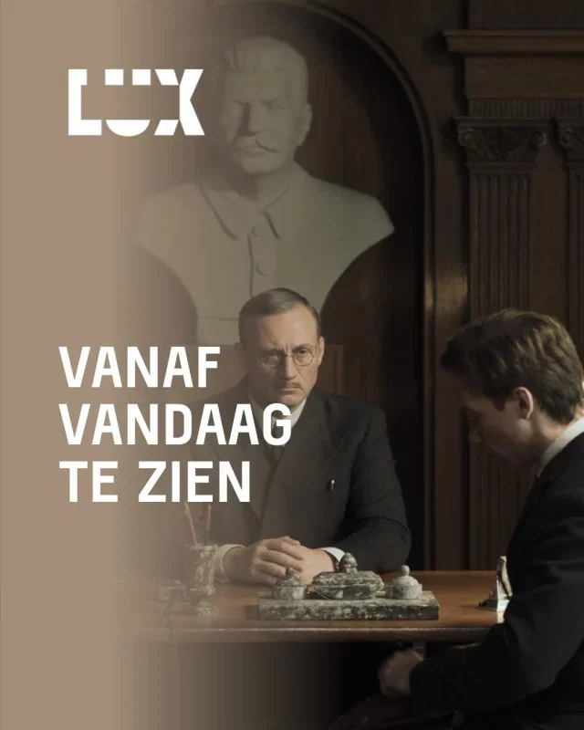 🎬 Deze week gaan er weer zes nieuwe films bij ons in première. Van een woordloze animatiereis tot een rauw gevangenisverhaal.

⚖️ Two Prosecutors
Een politiek drama van Sergei Loznitsa (The Invasion, Donbass) over een jonge officier van justitie die tijdens de zuiveringen in de Sovjet-Unie op zoek gaat naar gerechtigheid.

🌼 Dandelion’s Odyssey
Een ode aan het kleinste leven. Epische, wonderschone animatie waarin vier paardenbloempluisjes een odyssee van interplanetaire dimensies moeten zien te overleven.

🎶 The Choral
In het door oorlog getroffen Yorkshire van 1916 houden jongens een koor in leven en vinden ze in het zingen troost en verbondenheid.

🩸 Een mislukt eerbetoon aan moederliefde
Een sprookje voor volwassenen van Dan Geesin (Sputum). Een eigenzinnige wereld waar je ledematen moet opofferen om een baby te kunnen maken en stress bloederige gevolgen heeft.

⛓️ Wasteman
Op de drempel van vervroegde vrijlating dreigt Taylor alles te verliezen wanneer een nieuwe celgenoot hem terug de chaos in trekt.

📻 Radioman
Meeslepende liefdesfilm van regisseur Frank Van Passel (Manneken Pis) over passie, verbeelding en de zoektocht naar menselijkheid in donkere tijden. 

🎟️ Welke film brengt jou deze week naar LUX?

#lux #luxnijmegen #arthouse #nieuwefilms #premiere