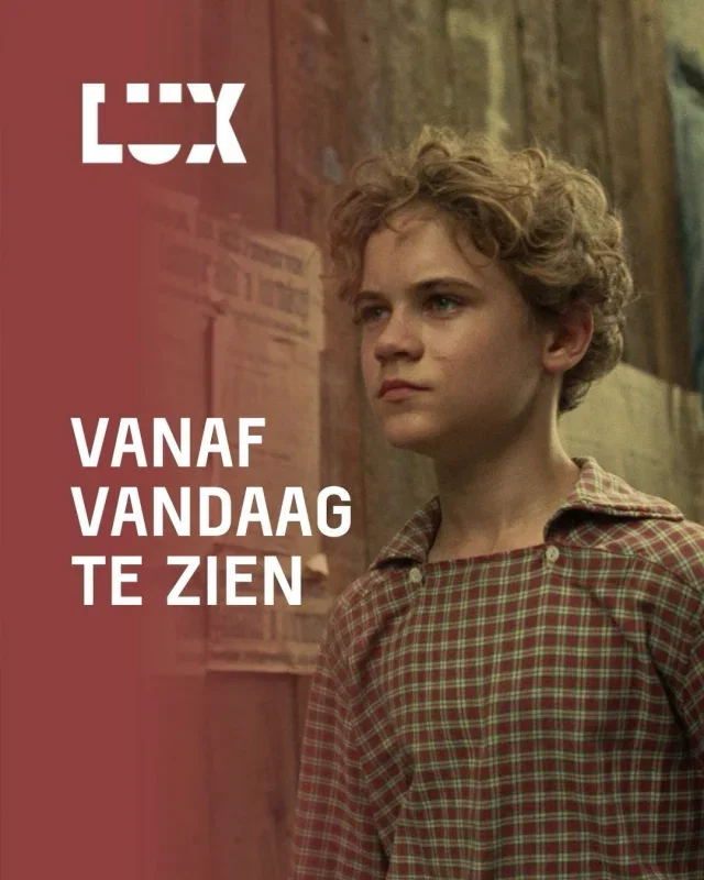 🎬 Vanaf vandaag draaien er weer vijf nieuwe films bij ons. Van rauwe coming-of-age tot absurdistische familiedrama’s: dit zie je nu.

🕰️ Orphan
Rauwe coming-of-age film van de Hongaarse Oscarwinnaar László Nemes (Son of Saul, Sunset) over de Joodse Andor die wacht op zijn vader.

🍽️ The Tasters
Gebaseerd op een waargebeurd verhaal over een groep vrouwen die onder het oog van de SS gedwongen werden de maaltijden van de Führer voor te proeven.

👻 A Useful Ghost
Een man hoort na de dood van zijn vrouw plots haar stem terug wanneer zij als geest verschijnt in de vorm van een stofzuiger.

🫏 Donkey Days
Moederdagtip: twee rivaliserende zussen keren terug naar hun ouderlijk huis, waar oude wonden en de opmerkelijke liefde van hun moeder voor een ezel weer naar boven komen.

🌿 Tre Ciotole
Een diep ontroerende film over liefde, verlies en de waarde van het leven, wanneer een lerares ontdekt dat haar gebrek aan eetlust een andere oorzaak heeft dan liefdesverdriet.

🎟️ Naar welke film kijk jij het meest uit?

#lux #luxnijmegen #arthouse #premiere #nieuwefilms