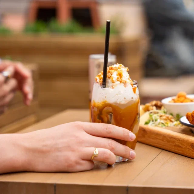 Een frappé die eigenlijk gewoon een ijsje in vermomming is 🍦☀️

Onze Caramel Crunch Frappé is romig, ijskoud en gemaakt met Oatly havermelk. Met een crunchy topping die ‘m nét dat extra geeft. En goed nieuws: The Classic is volledig vegan. 🌱

We hebben ook een Pistache Frappé! Fris, romig en perfect voor deze zonnige dagen op het terras. 

#luxnijmegen #cafelux #arthouse #terras