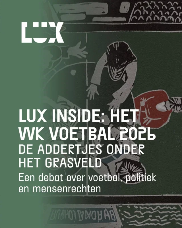 ⚽ Voetbal is allang meer dan een spelletje.

Met het WK 2026 in aantocht lopen de discussies over sportswashing, boycots, mensenrechten en geopolitiek opnieuw hoog op. Maar kan voetbal ooit echt losstaan van politiek?

Tijdens LUX Inside: Het WK Voetbal 2026 gaan schrijver en sportjournalist Marcel Rözer, comedian en politicoloog Jelmer Bruurs (@jelmerbruurs), sporthistoricus Paul Reef, sportfilosoof Sandra Meeuwsen en journalist Matthijs van Dam (Trouw) in gesprek over alles wat zich buiten de lijnen afspeelt.

Een avond met stadiongevoel, scherpe analyses en ruimte voor humor, frictie en publieksparticipatie.

📅 Wo 03.06
🕢 19.30 uur
📍 LUX 7
🎟️ Tickets via lux-nijmegen.nl