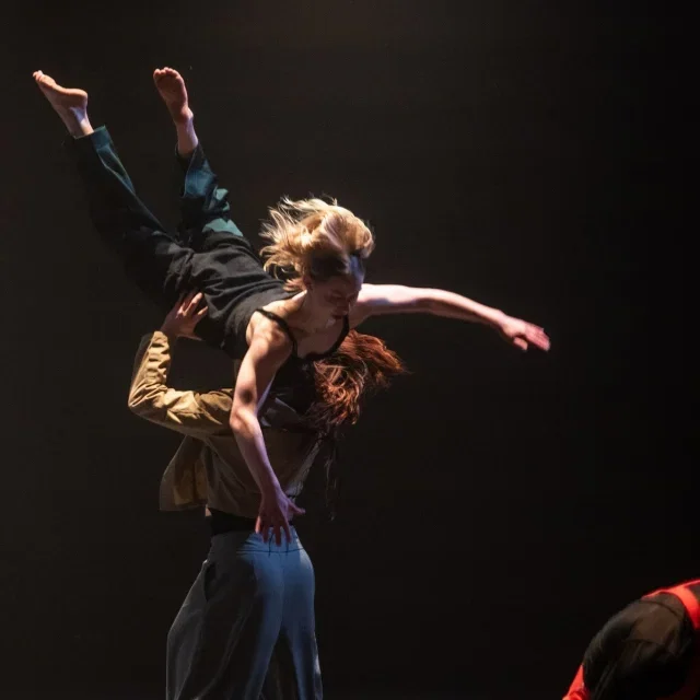A.s. vrijdag 12 juni is het weer zover ✨

Dance Artist Presents 2026 brengt een nieuwe generatie dansmakers naar ons podium. De derdejaars studenten van de Bachelor Dance Artist van ArtEZ presenteren een avond vol krachtige choreografieën, eigen werk en verschillende bewegingstalen.

Met werk van onder anderen Ann van den Broek, Tiago Manquinho en Jefta Tanate zie je dansers en makers die klaarstaan om de stap naar het internationale werkveld te zetten.

📅 Vr 12.06
🕗 20.30 uur
📍 LUX 7
🎟️ Tickets via lux-nijmegen.nl

📸Bart Grietens