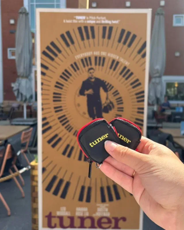 🎉 WINACTIE! 10 x 2 PartyPlugs 🎧

Ter ere van de nieuwe bioscoopfilm Tuner geven wij samen met distributeur Searchers 10 x 2 Partyplugs weg. Een setje voor jou én je muziekbuddy!

Wie vaak concerten en festivals bezoekt, weet hoe belangrijk het is om je gehoor te beschermen. Voor Niki (Leo Woodall) in Tuner betekent een gehooraandoening het einde van zijn muziekcarrière. Maar zijn uitzonderlijke gehoor blijkt ook een gevaarlijk talent te zijn in de onderwereld van New York.

Vertel ons in de comments voor welke muzikale plannen jij hebt en met wie jij deze plugs gaat gebruiken. Wie weet zijn jullie binnenkort de gelukkige winnaar van een nieuw setje PartyPlugs! 🎶

#Tuner #LUXNijmegen #première #arthouse #partyplugs