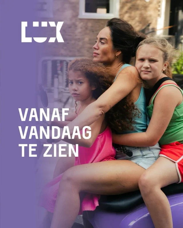 🎬 Vanaf vandaag zie je weer een reeks nieuwe films bij ons. Van intieme documentaires tot intense horror en een iconisch wraakverhaal. Dit draait er nu:

🎭 Treat Her Like a Lady
Een energieke, kleurrijke film over Sandra, een alleenstaande moeder in Amsterdam, gespeeld door Nienke Plas, die alles op alles zet om haar dochters te beschermen en hen ondanks alles een onvergetelijke zomer te geven.

👁️ Backrooms
Wanneer Clark een verborgen portaal in de kelder ontdekt, belandt hij in een eindeloos, veranderend labyrint van verlaten ruimtes waar de werkelijkheid langzaam afbrokkelt en iets onmenselijks op de loer ligt.

💭 Solomamma
Een Noorse tragikomedie waar de bewust alleenstaande moeder Edith, die via een donor zwanger raakte, verstrikt raakt in haar nieuwsgierigheid wanneer ze de identiteit van de donor ontdekt.

🎹 Tuner
Niki’s gehooraandoening beëindigt zijn muziekcarrière, maar brengt hem via pianostemmen in een nieuwe wereld terecht waar zijn uitzonderlijke gehoor hem ook in gevaarlijke situaties brengt. Met Leo Woodall (Nuremberg) in de hoofdrol.

🌿 Agatha’s Almanac
Een betoverende documentaire over de 91-jarige Agatha en haar leven tussen moestuin, ritme en herinneringen, gefilmd over zes jaar op haar afgelegen familieboerderij.

⚔️ Kill Bill: The Whole Bloody Affair
Tarantino’s ultieme wraakverhaal in één geheel: met Uma Thurman (Pulp Fiction) in de hoofdrol als ‘The Bride’, die jacht maakt op de Deadly Viper Assassination Squad om uiteindelijk Bill zelf te confronteren.

🌄 Paikar
Een persoonlijke zoektocht waarin filmmaker Dawood samen met zijn vader hun beladen verleden en familiegeschiedenis onderzoekt, met herinneringen aan geloof, geweld en verbondenheid.

🎟️ Naar welke film kijk jij het meest uit? 

#lux #luxnijmegen #arthouse #nieuwefilms