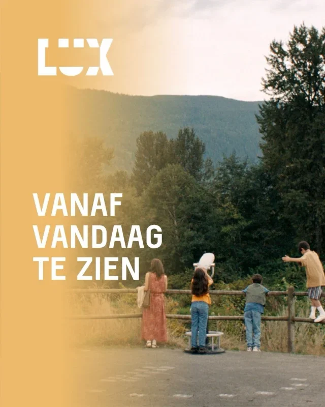 🎬 Vanaf vandaag draaien er weer vijf nieuwe films bij ons. Van tedere coming-of-age tot persoonlijke documentaires en scherpe satire: dit zie je nu.

🐚 Blue Heron
Bekroonde debuutfilm van Sophy Romvari over de achtjarige Sasha, die met haar familie verhuist naar Vancouver Island. Een teder portret van kindertijd, familiebanden en een onzichtbare dreiging die over het gezin hangt.

❤️ A Sad and Beautiful World
Een ontroerend liefdesverhaal over Nino en Yasmina. Tegen de achtergrond van een onrustig Libanon deelt het stel al drie decennia een diepe, maar onder druk staande liefde.

🛵 Divine Comedy
Snijdende satire van Iraanse regisseur Ali Asgari (Until Tomorrow, Terrestrial Verses) over een filmmaker die samen met zijn producer een ondergrondse missie begint om zijn nieuwste film, ondanks censuur, aan een Iraans publiek te vertonen.

🤸 Fantastique
De magisch-realistische documentaire Fantastique van regisseur Marjolein Prins volgt de 14-jarige Fanta, één van de weinige meisjes binnen een circusgroep in Guinee-Conakry.

🌺 Mama’ku – van Jakarta tot de Molukken
Een programma over moeder-dochterrelaties, familiegeschiedenis en intergenerationeel trauma, verteld via twee persoonlijke reizen naar Indonesië.

🎟️ Naar welke film kijk jij het meest uit?

#lux #luxnijmegen #arthouse #premiere #nieuwefilms