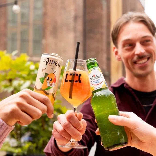 Vandaag laat de zon het nog een beetje afweten. Gelukkig zit je bij ons ook binnen goed. Kruip de filmzaal in, pak een drankje erbij en ontsnap even aan het grijze weer. 🎬

Goed nieuws: er komt beter weer aan! Dan staan onze nieuwe loungebanken voor je klaar op het terras. Met een Aperol Spritz, een Radler 0.0 of gewoon een goede kop koffie binnen handbereik.

 @proefcontentstudio_ 📸

#luxnijmegen #cafelux #arthouse #terras