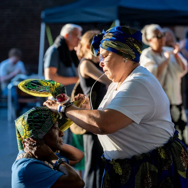 ☀️ Wat was het een bijzondere Keti Koti.

Vorige week kwamen we samen op het Mariënburgplein en in LUX om stil te staan bij het verleden, vrijheid te vieren en met elkaar in gesprek te gaan. Met muziek, film, verhalen, ontmoetingen en heerlijk eten was het een warme, zonnige dag vol verbinding.

Dank aan iedereen die erbij was en aan alle partners, artiesten, sprekers, vrijwilligers en medewerkers die deze dag mogelijk hebben gemaakt. ❤️

Hieronder een kleine sfeerimpressie. We kijken met veel warmte terug op deze bijzondere editie.

De foto's zijn gemaakt door @brambecks 

#KetiKoti #LUXNijmegen #arthouse