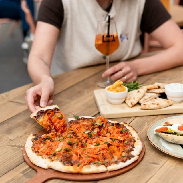 Morgen gaat de Vierdaagse van start. Kom bij ons op het plein de gezelligheid opzoeken. ☀️🍕

Tijdens de Vierdaagse zijn we al vanaf 10.00 uur geopend. Begin je dag met een goede kop koffie, schuif aan voor een heerlijke pizza op ons terras en ontdek al het leuks op het Kids- & jongerenplein! 

Op ons terras ben je de hele week van harte welkom. Zien we je tijdens de Vierdaagse? 🍕🍷

#luxnijmegen #vierdaagsefeesten #cafelux #pizza