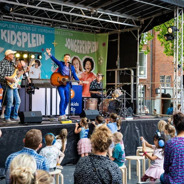 Wat vliegt de tijd! 💛 Vandaag is alweer de laatste dag van het Kidsplein op het Mariënburgplein.

De afgelopen dagen hebben kinderen zich vermaakt met theater, workshops, experimenten en nog veel meer. Wat was het mooi om al die nieuwsgierige gezichten en enthousiaste deelnemers te zien. Een grote dank aan iedereen die dit mogelijk heeft gemaakt. 

Swipe door de foto's van @marcel_krijgsman en geniet nog even na van de sfeer.

Nog niet geweest? Kom vandaag vooral langs voor de laatste activiteiten op het Kidsplein.

En we zijn nog niet klaar! Morgen vieren we Roze Woensdag Jong en vanaf dan neemt het Jongerenplein het stokje over. We zien je graag!

#luxnijmegen #vierdaagsefeesten