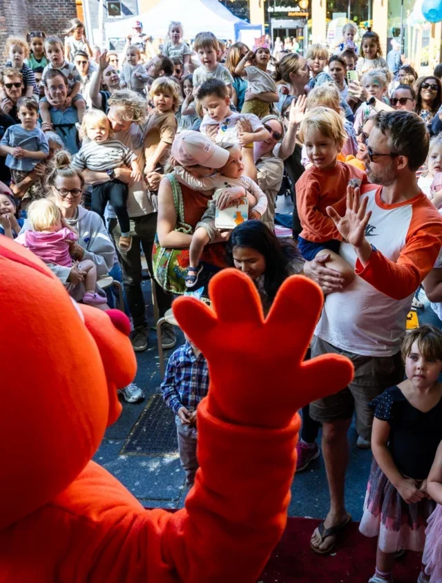 Between the takes nr. 14🎬

Terwijl Nijmegen nog aan het bijkomen is van de Vierdaagse en haar feesten, blikken wij terug op een heerlijke maand vol feest, vieringen en filmpremières. 

1. Dikkie Dik kwam langs op het Kidsplein om de kinderen van Nijmegen te ontmoeten.😻
2. Tijdens Keti Koti kwamen we samen op het Mariënburgplein en in LUX om samen stil te staan bij het verleden, vrijheid te vieren en om met elkaar in gesprek te gaan.🫶
3 & 4. We sloten voor één avond de deuren om samen met ons hele personeel de zomer in te luiden.
5. Vlak voor 42.000 wandelaars onze stad overnamen, verscheen dé hit van de zomer over die andere epische tocht in première. 
6 & 7. Op het Kidsplein kon je, net als onze collega Linde, een kruisje maken om je favoriete wandelaar aan te moedigen.
8. Burgemeester Bruls opende het Kidsplein door twee verhalen voor te lezen.
9. Het plein stroomde overvol voor André Kuipers.
10. We zijn zelf natuurlijk ook enorme fans van deze held.
11. Teamwork makes the dream work, zowel voor als achter de schermen - inclusief het creatief hengelen naar weggewaaide petjes van collega’s.

Foto’s📸: Edwin Smits, Bram Becks

#LUXNijmegen #arthouse #nijmegen #betweenthetakes #monthlyrecap